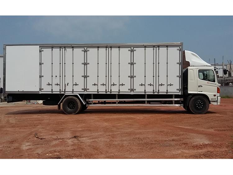 Xe tải thùng 4,5 tấn hino XZU720L-HKFRL3 3