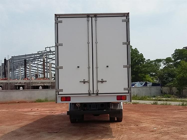 Xe tải thùng 4,5 tấn hino XZU720L-HKFRL3 5
