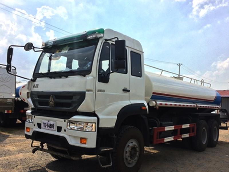 Xe phun nước rửa đường Howo 13 khối