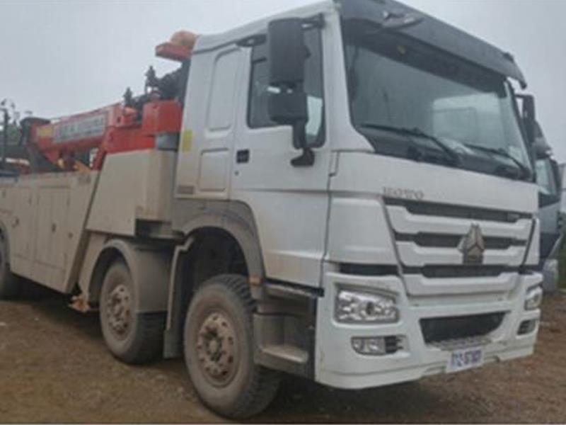 Xe cứu hộ giao thông Howo 4 chân cẩu quay 30 tấn