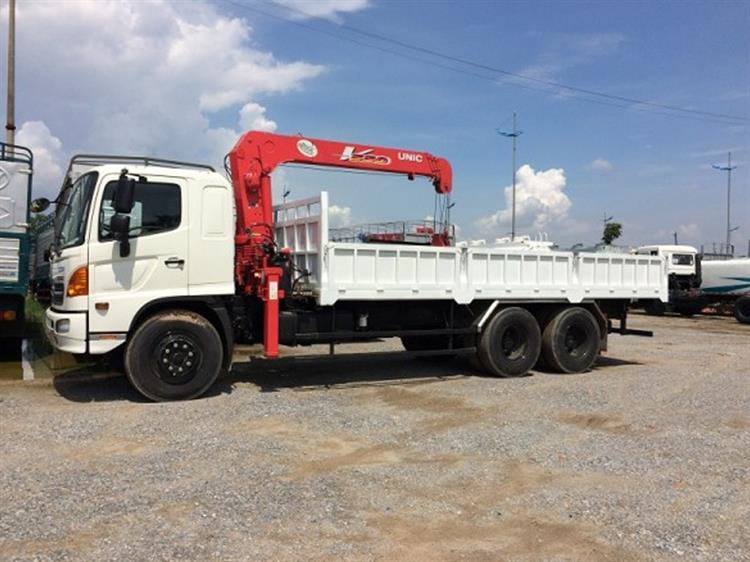 Xe Hino gắn cẩu Unic 5 tấn 1