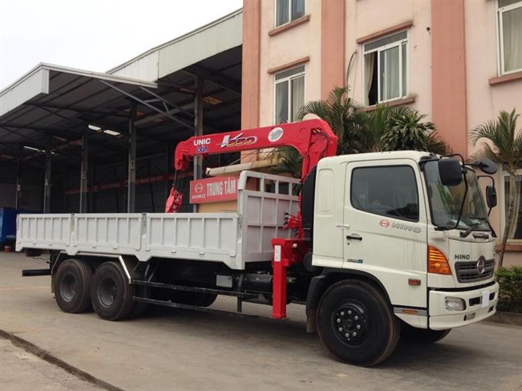 Xe Hino gắn cẩu Unic 5 tấn 2