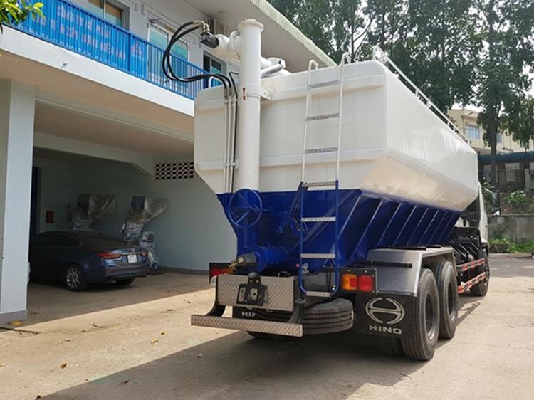 Xe chở thức ăn gia súc Hino FM 3