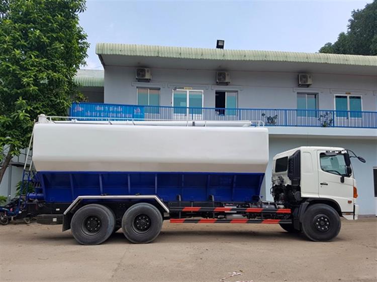 Xe chở thức ăn gia súc Hino FM 2