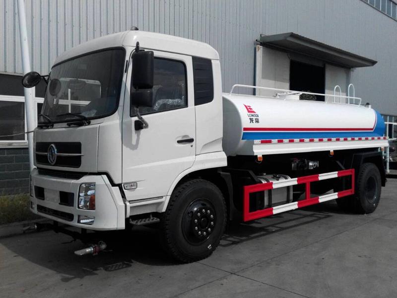 Xe phun nước rửa đường